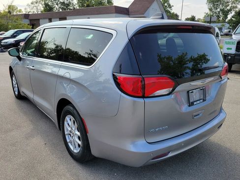 Used 2021 Chrysler Voyager LX image 5