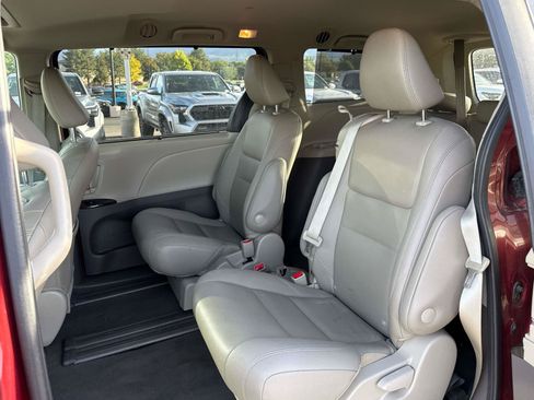 Used 2020 Toyota Sienna XLE FWD image 12