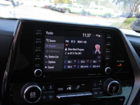 Used 2022 Toyota Highlander LE image 23