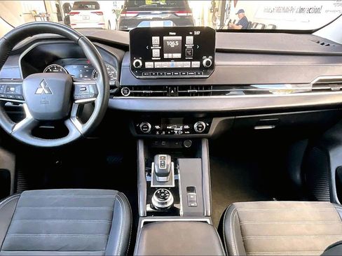 Used 2024 Mitsubishi Outlander SE image 6