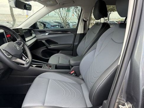 Used 2025 Volkswagen Tiguan SE FWD image 20