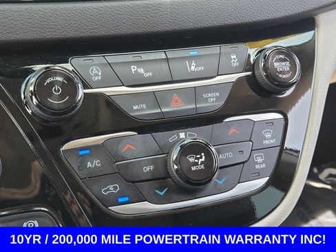 Used 2024 Chrysler Pacifica Touring-L FWD image 25