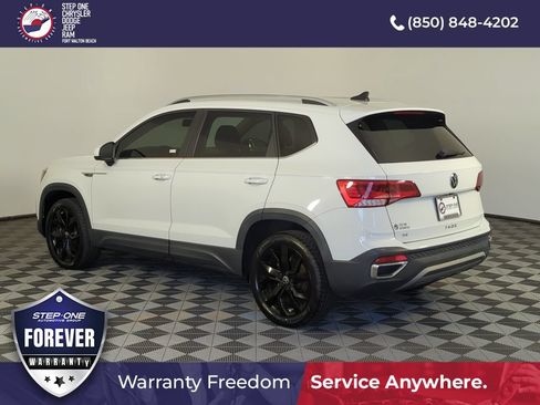 Used 2022 Volkswagen Taos SE FWD image 4