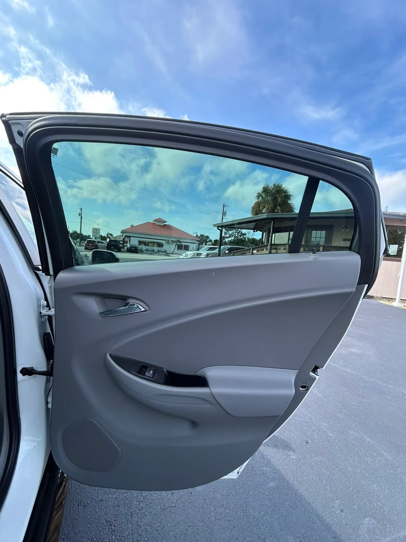 Used 2018 Chevrolet Volt LT w/ Comfort Package FWD image 21