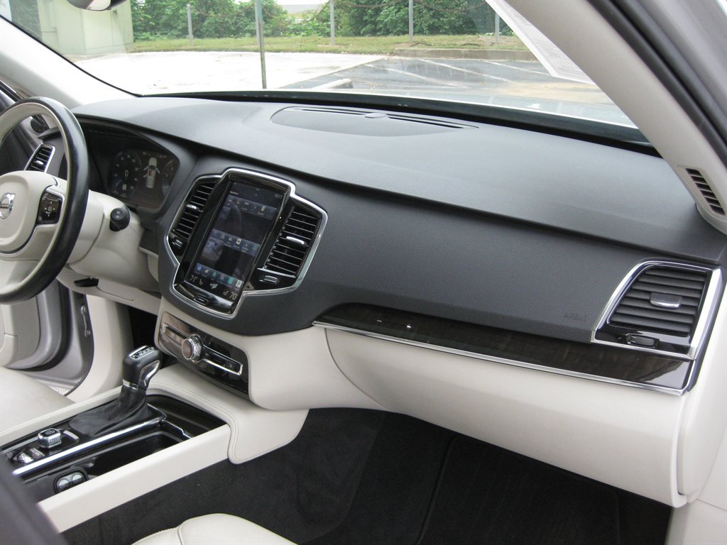 Used 2018 Volvo XC90 T6 Momentum w/ Convenience Package AWD/4WD image 39