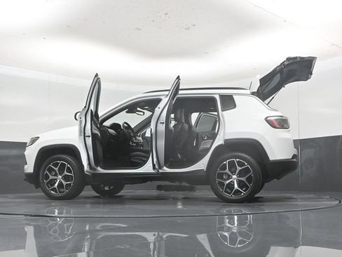 Used 2024 Jeep Compass Latitude w/ Altitude Special Edition AWD/4WD image 59