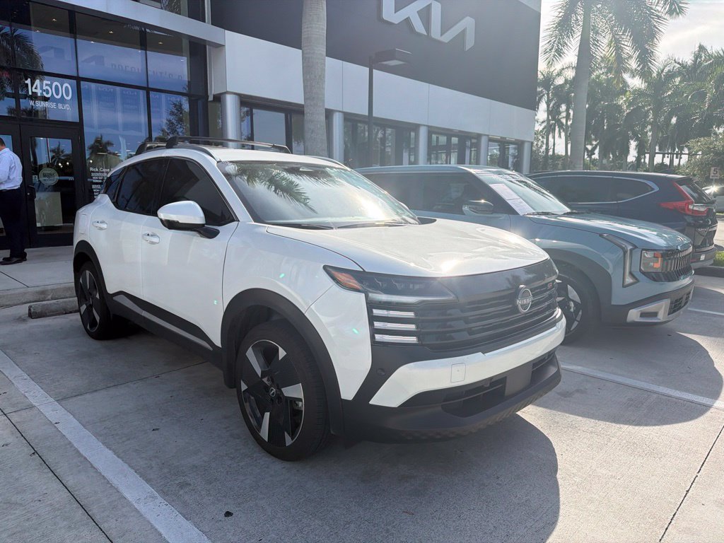 Used 2025 Nissan Kicks SR FWD image 2