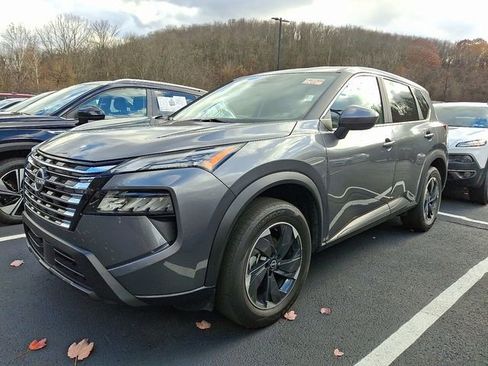 Used 2024 Nissan Rogue SV image 3