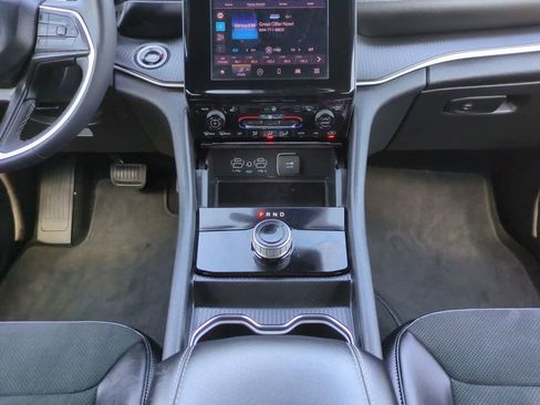 Used 2025 Jeep Grand Cherokee Altitude AWD/4WD image 18