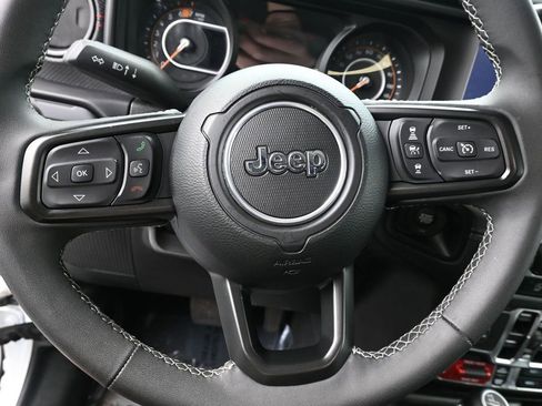 Used 2025 Jeep Wrangler Unlimited Rubicon image 23