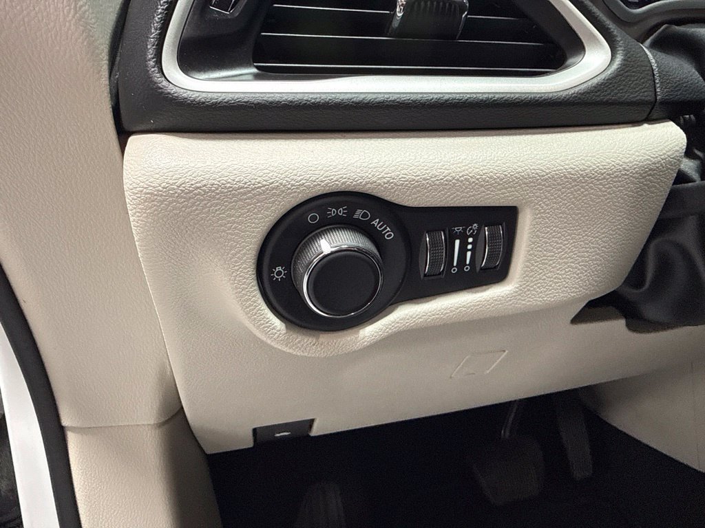 Used 2022 Chrysler Voyager LX FWD image 21