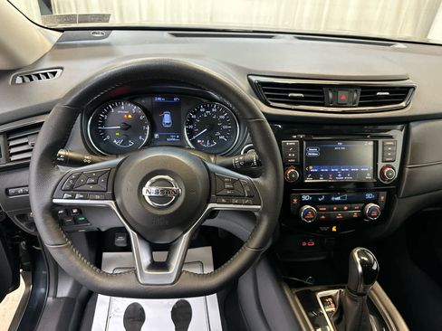 Certified 2019 Nissan Rogue SV image 3