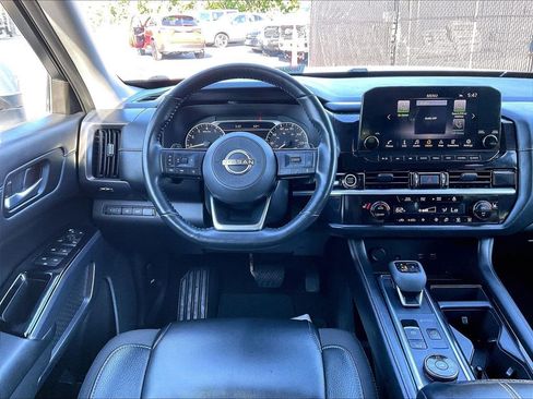 Used 2023 Nissan Pathfinder SL w/ Black Appearance Package AWD/4WD image 18