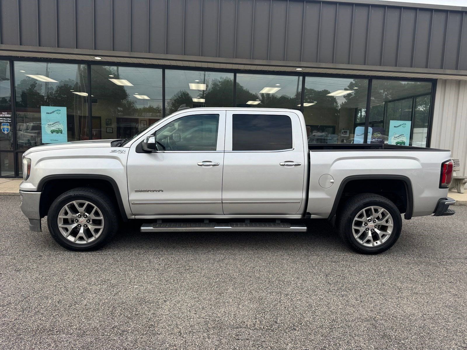 Used 2018 GMC Sierra 1500 SLT AWD/4WD image 3