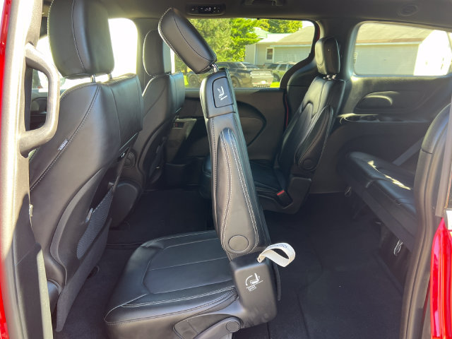 Used 2025 Chrysler Pacifica Select FWD image 5