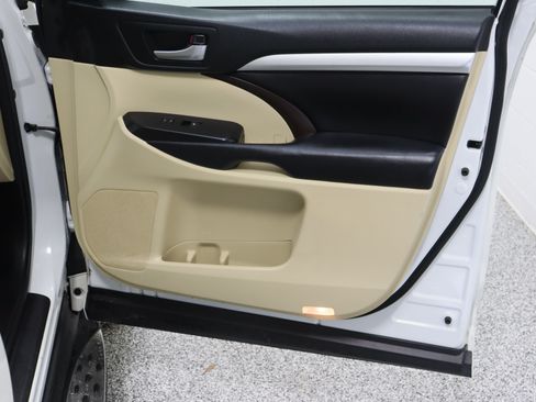 Used 2018 Toyota Highlander XLE AWD/4WD image 39