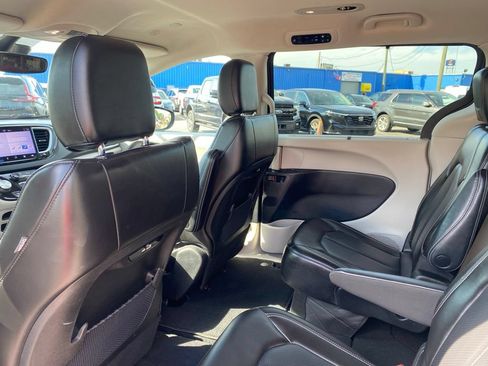 Used 2023 Chrysler Pacifica Touring-L FWD image 14