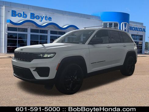 Used 2024 Jeep Grand Cherokee Altitude RWD image 1