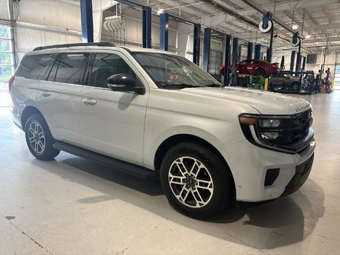 Certified 2025 Ford Expedition Active AWD/4WD image 3