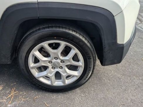 Used 2018 Jeep Renegade Latitude image 10