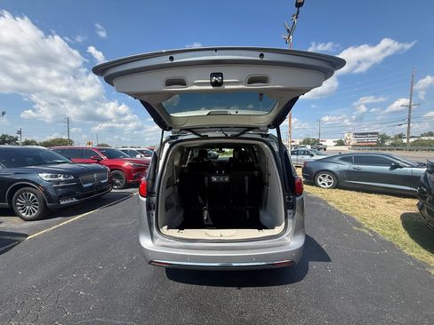 Used 2020 Chrysler Pacifica Touring-L Plus FWD image 5