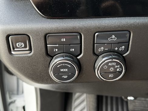 Used 2025 Chevrolet Silverado 2500 LT w/ Convenience Package image 26