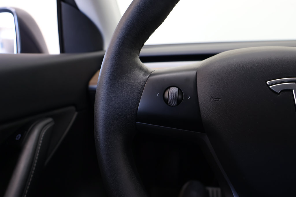 Used 2022 Tesla Model Y Performance AWD/4WD image 25