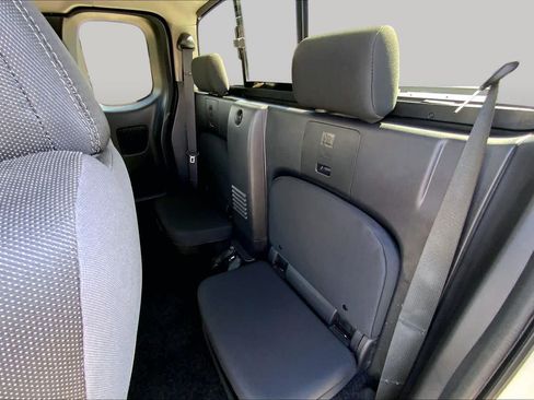 Used 2025 Nissan Frontier SV RWD image 18