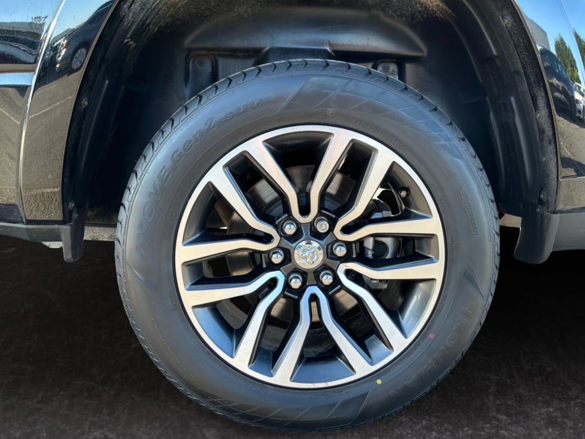 Used 2025 RAM 1500 Limited AWD/4WD image 9