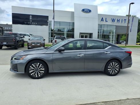 Used 2024 Nissan Altima 2.5 SV FWD image 2