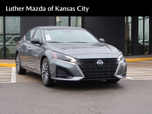 Used 2025 Nissan Altima 2.5 SV image 1