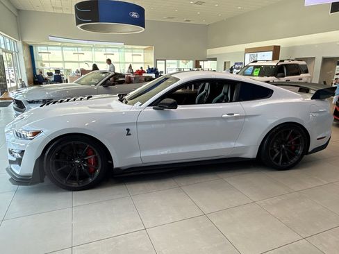 Used 2020 Ford Mustang Shelby GT500 w/ Carbon Fiber Track Pack RWD image 4