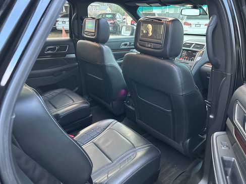 Used 2017 Ford Explorer Platinum image 23