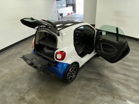 Used 2017 smart fortwo Prime RWD image 43
