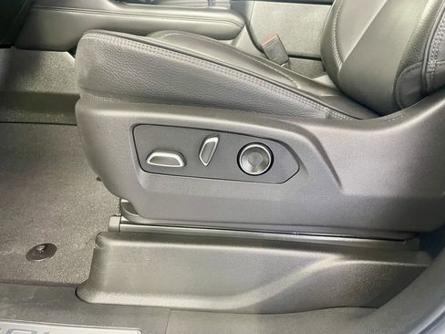 Used 2025 GMC Yukon XL Denali AWD/4WD image 15