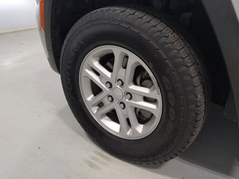 Used 2023 Jeep Grand Cherokee Laredo AWD/4WD image 31