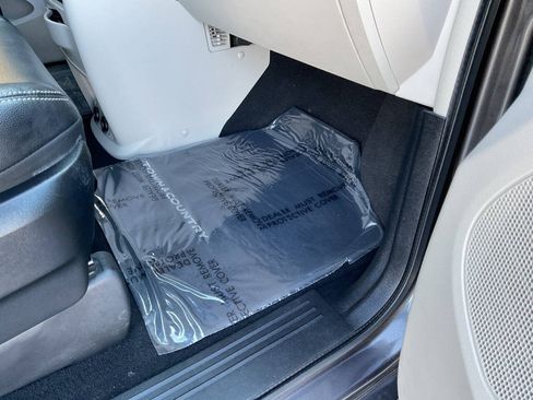 Used 2015 Chrysler Town & Country LX FWD image 44