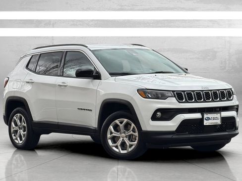 Used 2024 Jeep Compass Latitude AWD/4WD image 2