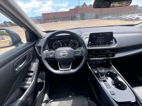 Used 2025 Nissan Rogue SV FWD image 12