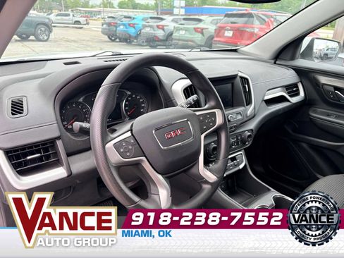 Used 2024 GMC Terrain SLE w/ Driver Convenience Package FWD image 11