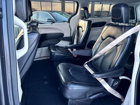 Used 2020 Chrysler Pacifica Touring-L Plus image 12