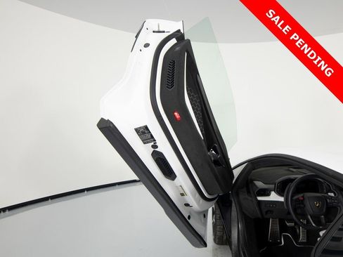 Used 2024 Lamborghini Revuelto image 12