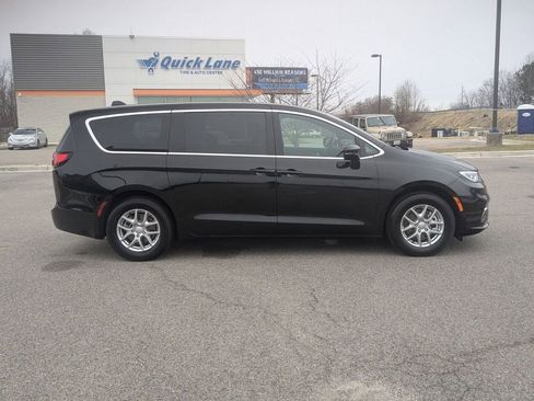 Used 2026 Chrysler Pacifica Select image 6