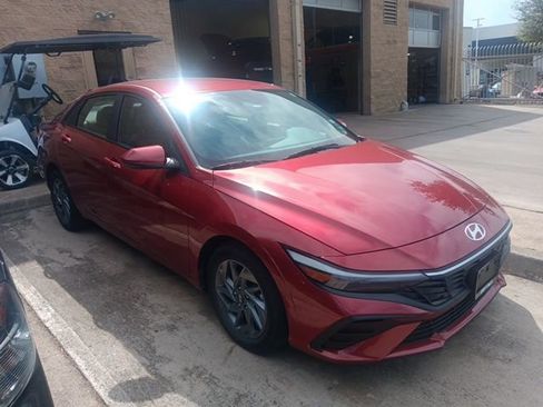 Used 2024 Hyundai Elantra SEL image 4