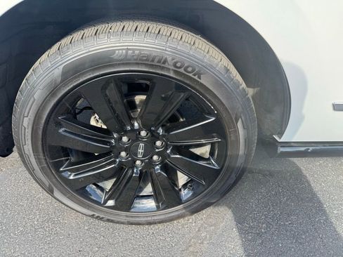 Used 2023 Lincoln Navigator Reserve image 11