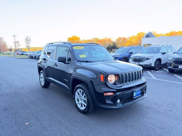 Used 2023 Jeep Renegade Latitude w/ Premium Group AWD/4WD image 4
