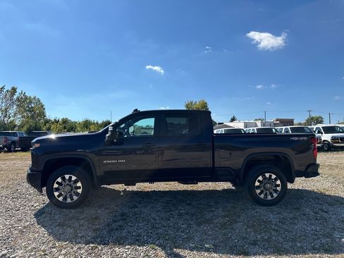 Used 2024 Chevrolet Silverado 2500 Custom w/ Custom Value Package image 2
