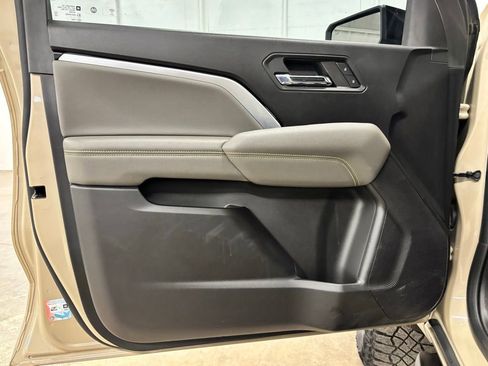 Used 2024 Chevrolet Colorado ZR2 w/ Technology Package AWD/4WD image 18