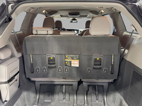 Used 2020 Toyota Sienna XLE image 26