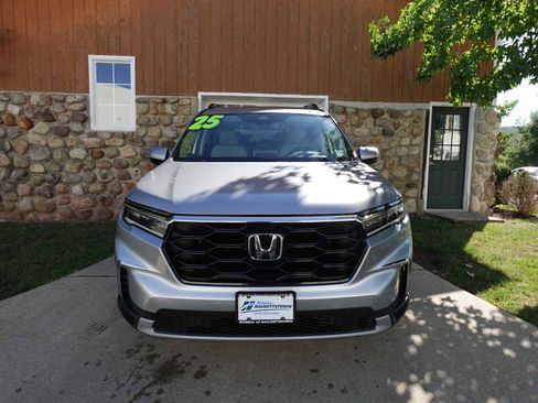 Certified 2025 Honda Pilot Touring image 2